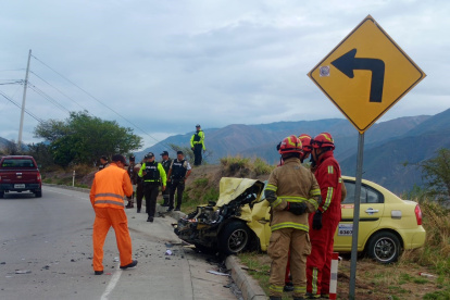 Un taxi y un camión colisionan en la vía de la parroquia, generando la intervención de bomberos y personal de salud.