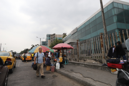 Fachada. En el Complejo Florida, pequeños negocios sacan copias, las impresoras no sirven, también se alquilan ternos. No se deja ingresar a la prensa