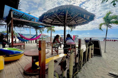 Abandono. Los pocos turistas que aún permanecen en la zona tratan de adaptarse a la situación y disfrutar