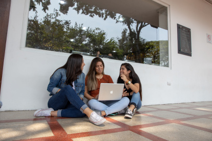 Jóvenes universitarios utilizan las redes sociales para aprender.