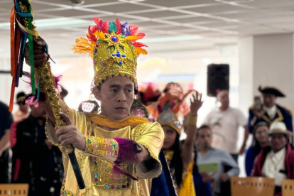 Personificación. El guerrero de Tisaleo es el personaje principal de estos días de fiestas en el cantón. Destaca por su colorida vestimenta.