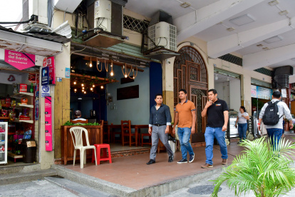 Los ciudadanos han optado por no comer en restaurantes por el miedo a intoxicarse.