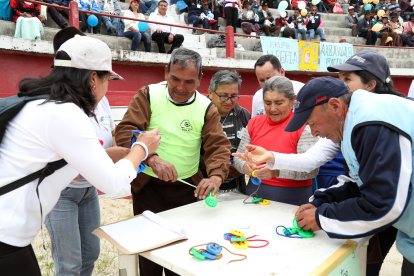 Los adultos mayores quieren dejar su legado a las nueva generación reviviendo las costumbres.