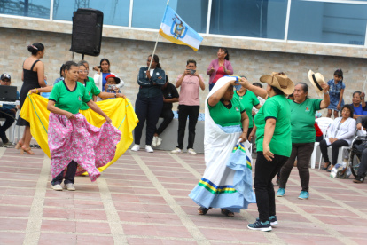 Las ancianas del grupo Sagrados Corazones presentaron un baile de antaño.