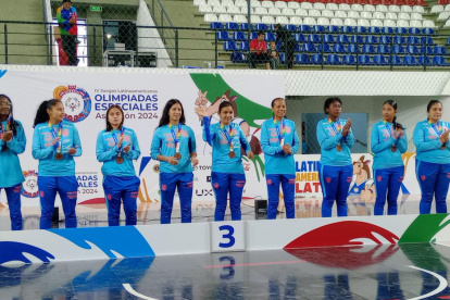 Las jugadoras del equipo de futsal con las medallas de bronce.