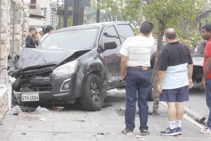 Agentes de tránsito acudieron al sitio para investigar lo ocurrido. Los vehículos luego fueron retirados en grúas.