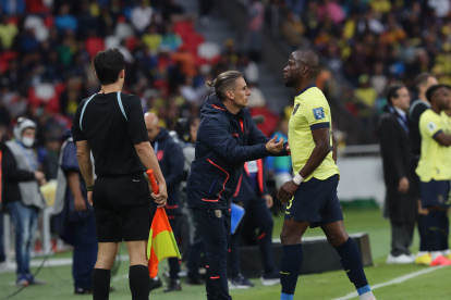 Sebastián Beccacece (i) da indicaciones a Enner Valencia en el partido de Ecuador ante Paraguay