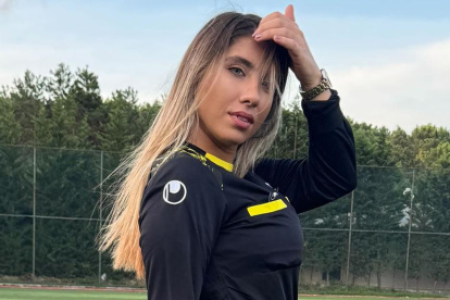 Elif Karaarslan primero fue jugadora de fútbol hasta los 16 y ahora es arbitra.