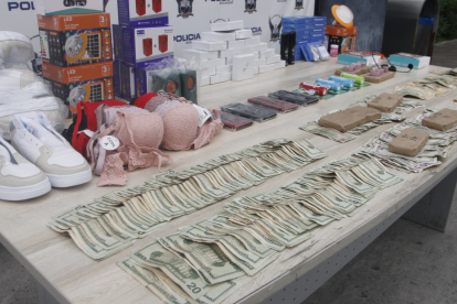 Las evidencias y el detenido fueron llevados hacia una unidad policial. El sujeto tiene antecedentes penales.