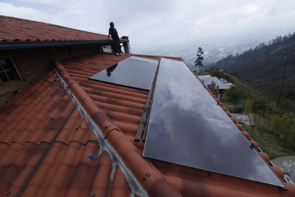 Negocio. Christian Galarza implementó el sistema de paneles solares en su negocio de hospedaje, que tiene capacidad para seis huéspedes.