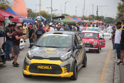La válida por las fiestas de Guayaquil fue una fiesta del de los autos en parque samanes, una locura ver carros de todo el país.