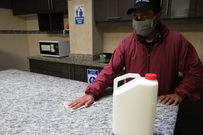 Limpieza. Una persona desinfecta con un cloro sin etiqueta.