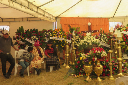 Despedida. Los amigos más cercanos mantuvieron durante varias horas en el velorio del ícono de Chimborazo.