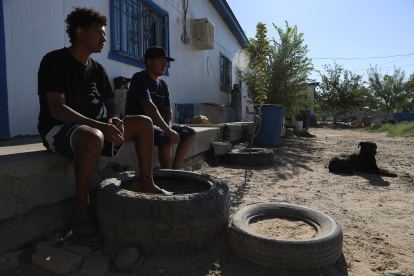 Ángel Landino (i) y Fabián Rodríguez de Honduras descansan, en espera de resolver su situación migratoria, en un albergue este jueves, en Ciudad Juárez