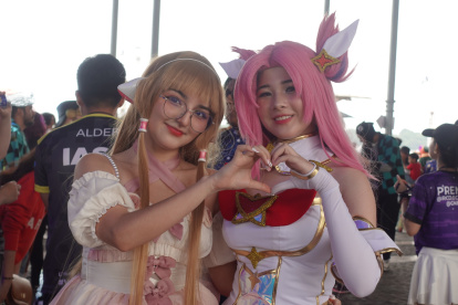 El cosplay es una forma de arte en la que las personas recrean la apariencia de personajes de anime, videojuegos, películas o series.