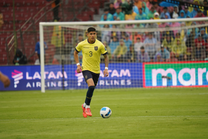 Piero Hincapié el el partido de Ecuador vs Paraguay en las eliminatorias sudamericanas