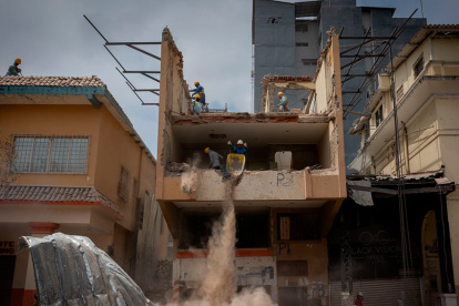 El edificio es demolido debido a una inclinación.