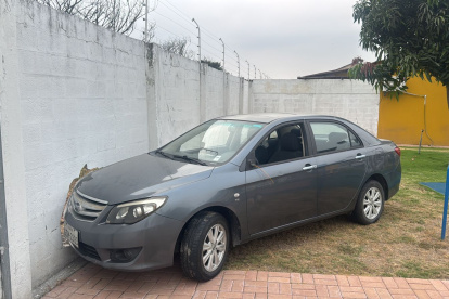 El presunto delincuente, al no tener claridad de dónde salir, se estrelló contra un muro de una ciudela residencial.