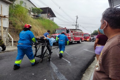 ESTALLIDO POR POSIBLE ACUMULACIÓN DE DE GAS DENTRO DE UN APARTAMENTO EN EL SEGUNDO PISO DE UNA EDIFICACIÓN, UBICADA EN LA COOPERATIVA 12 DE OCTUBRE, DEL SECTOR MAPASINGUE OESTE |