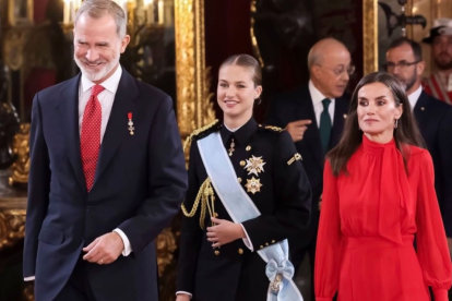 La princesa Leonor, en la foto junto a sus padres, se presentó el 12 de octubre con el uniforme de gala de invierno azul de la Armada para la celebración del Día de la Hispanidad.