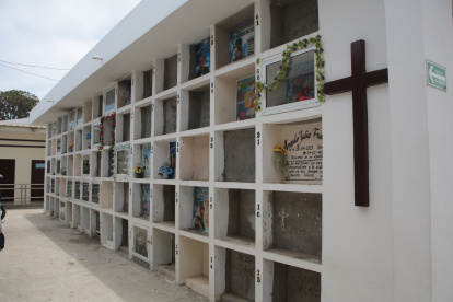 POSORJA EN CRISIS. CEMENTERIO MUNICIPAL DE POSORJA SIN BOVEDAS PERIODISTA: JUAN DANIEL PONCE . AG-EXTERNOS.