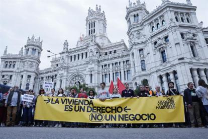 Pedidos. Los manifestantes mostraron carteles con leyendas alusivas a lo que ellos consideran injusto. Fueron a sitios icónicos de la ciudad de Madrid.