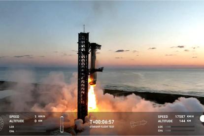 Una fotografía del momento en el que la fase del cohete es acoplada de vuelta a la grua.