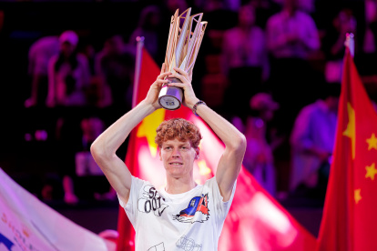 Jannik Sinner levantando el trofeo de Másters 1.000 de Shanghái