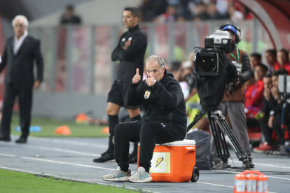 El entrenador de Uruguay Marcelo Bielsa reacciona en el partido de las eliminatorias sudamericanas para el Mundial de 2026 ante Perú