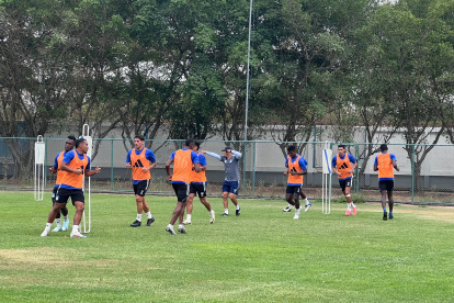Los jugadores del primer plantel de Emelec en el entrenamiento de este lunes 14 de octubre.