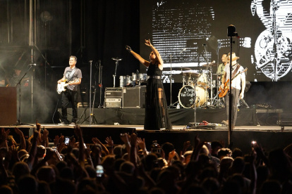 Leire Martínez ingresó a la banda en 2008, cuando Amaia Montero se separó cantar en solitario. El grupo logró mantener el éxito anterior, pese al cambio en la voz.