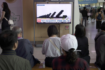 Personas ven las noticias en una estación en Seúl, Corea del Sur, el 14 de octubre de 2024.
