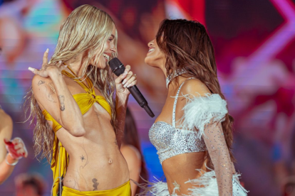 Tini sorprendió a los fans de su colega y amiga Emilia Mernes durante uno de sus conciertos en Vélez.