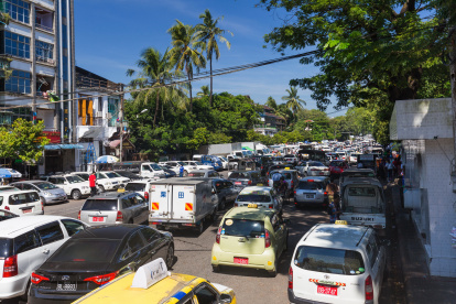 La medida de restricción vehicular se mantiene de lunes a viernes en la capital.