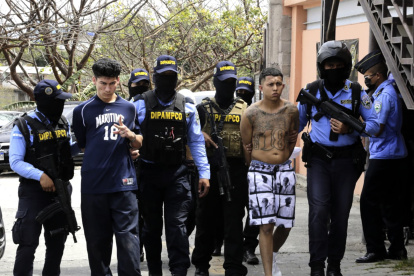 Fotografía cedida por la Dirección Policial Antimaras y Pandillas Contra el Crimen Organizado (DIPAMPCO) que muestra la detención de dos jóvenes en Tegucigalpa (Honduras).