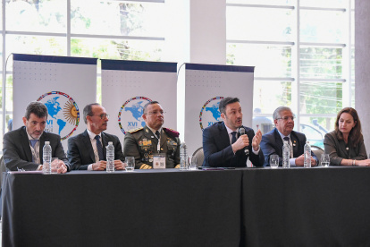 El ministro de Defensa de la Nación, Luis Petri (3d), habla en una conferencia de prensa este lunes en Buenos Aires (Argentina).