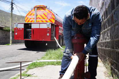 En San Antonio, un camión con 8.000 galones de agua reabastece los tanques matrices, como el de Caspigasí.