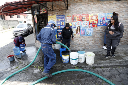 Los moradores de La Ferroviaria esperan la llegada de tanqueros para obtener el líquido vital.