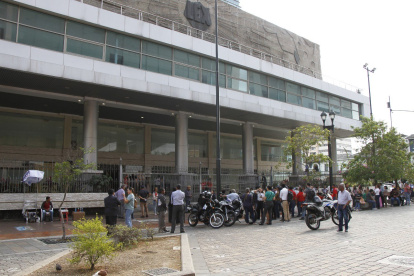 Investigación. Peritos antiexplosivos ordenaron la evacuación del personal hasta declarar que es seguro volver entar.