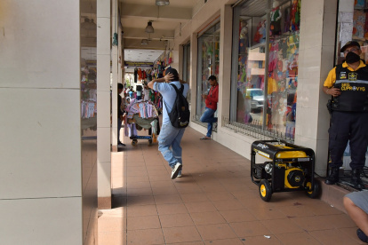 Recursos. Al ya saturado ambiente sonoro del centro de Guayaquil se ha sumado el uso de los generadores eléctricos durante los apagones. El peatón, aturdido.