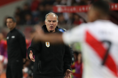 El entrenador de Uruguay Marcelo Bielsa durante el pasado partido de las eliminatorias sudamericanas en el que perdió 1-0 ante Perú.