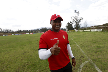 Antonio Valencia se desempeña actualmente como entrenador y dirigente de su equipo: AV25, plantilla que milita en Segunda Categoría.