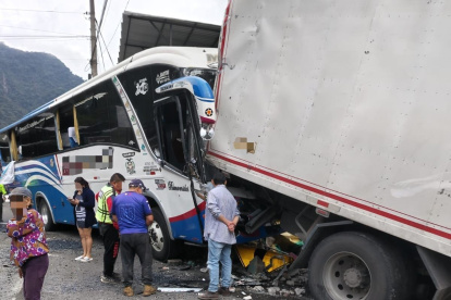 El bus y el camión se impactaron cuando circulaban por la vía Alóag - Santo Domingo. Hubo otro vehículo involucrado.