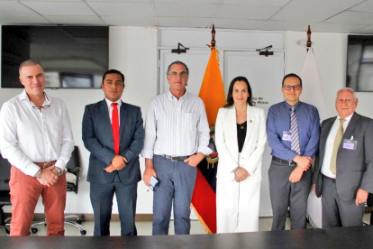 Proceso. La Ministra de Ambiente participó en la ceremonia junto a otros representantes.