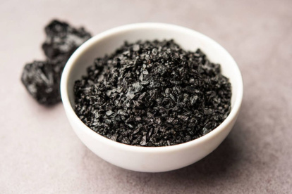 El shilajit es una sustancia pegajosa y resinosa que se forma a partir de la división de materia vegetal en las rocas del Himalaya.