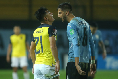 AME3368. MONTEVIDEO (URUGUAY), 09/09/2021.- Rodrigo Bentancur de Uruguay discute con Alan Steven Franco de Ecuador hoy, durante de un partido de las eliminatorias sudamericanas para el Mundial de Catar 2022 entre Uruguay y Ecuador en el estadio Campeón del Siglo en Montevideo (Uruguay). EFE/Ernesto Ryan POOL