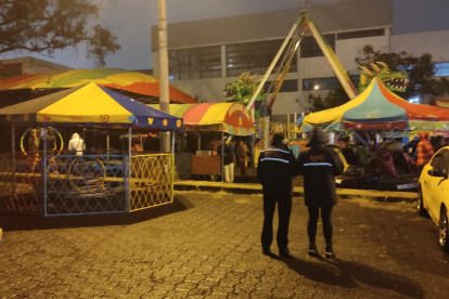 La AMC clausuró a los juegos mecánicos que operaban con conexiones clandestinas a la red del alumbrado público de Carcelén, norte de Quito.