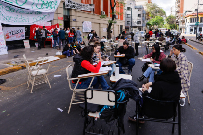 Estudiantes toman clase en una calle frente a la Universidad de Buenas Aires durante una protesta, el miércoles 9 de octubre de 2024, en la ciudad de Buenos Aires (Argentina).