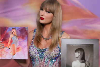 En la publicación, la cantante sostiene sus dos sorpresas: un libro y un disco en vinil.