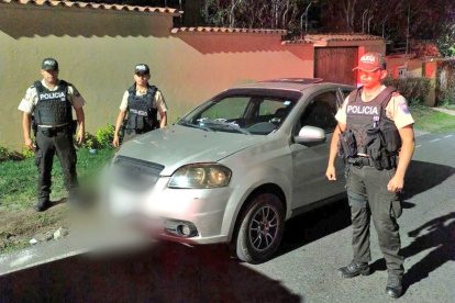 En Nayón un vehículo estaba abandonado afuera de una casa.